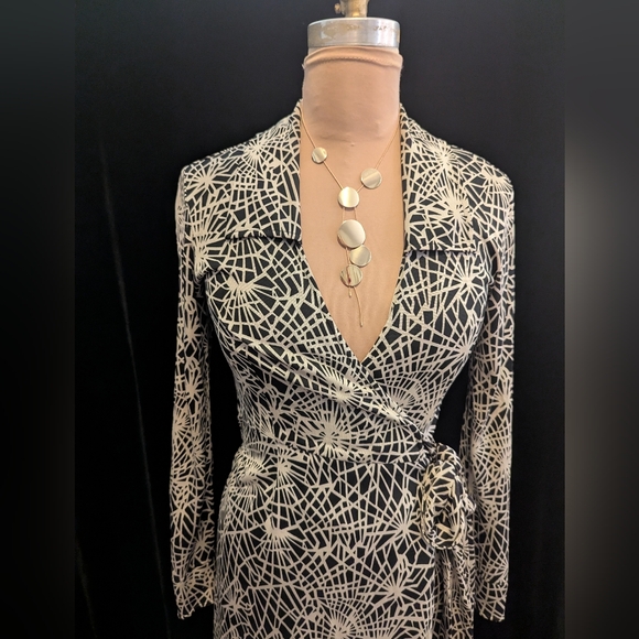 Diane Von Furstenberg Black and White SILK  Wrap Dress Size 4 - Picture 2 of 9